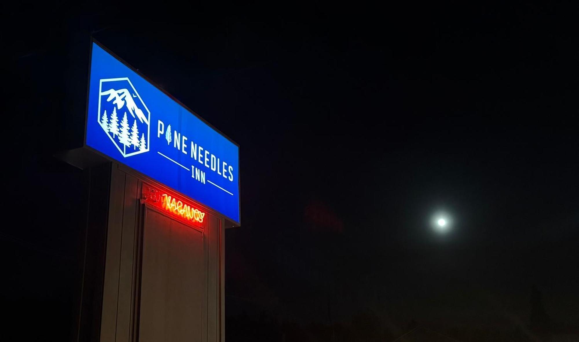 Motel Pine Needles 2*
