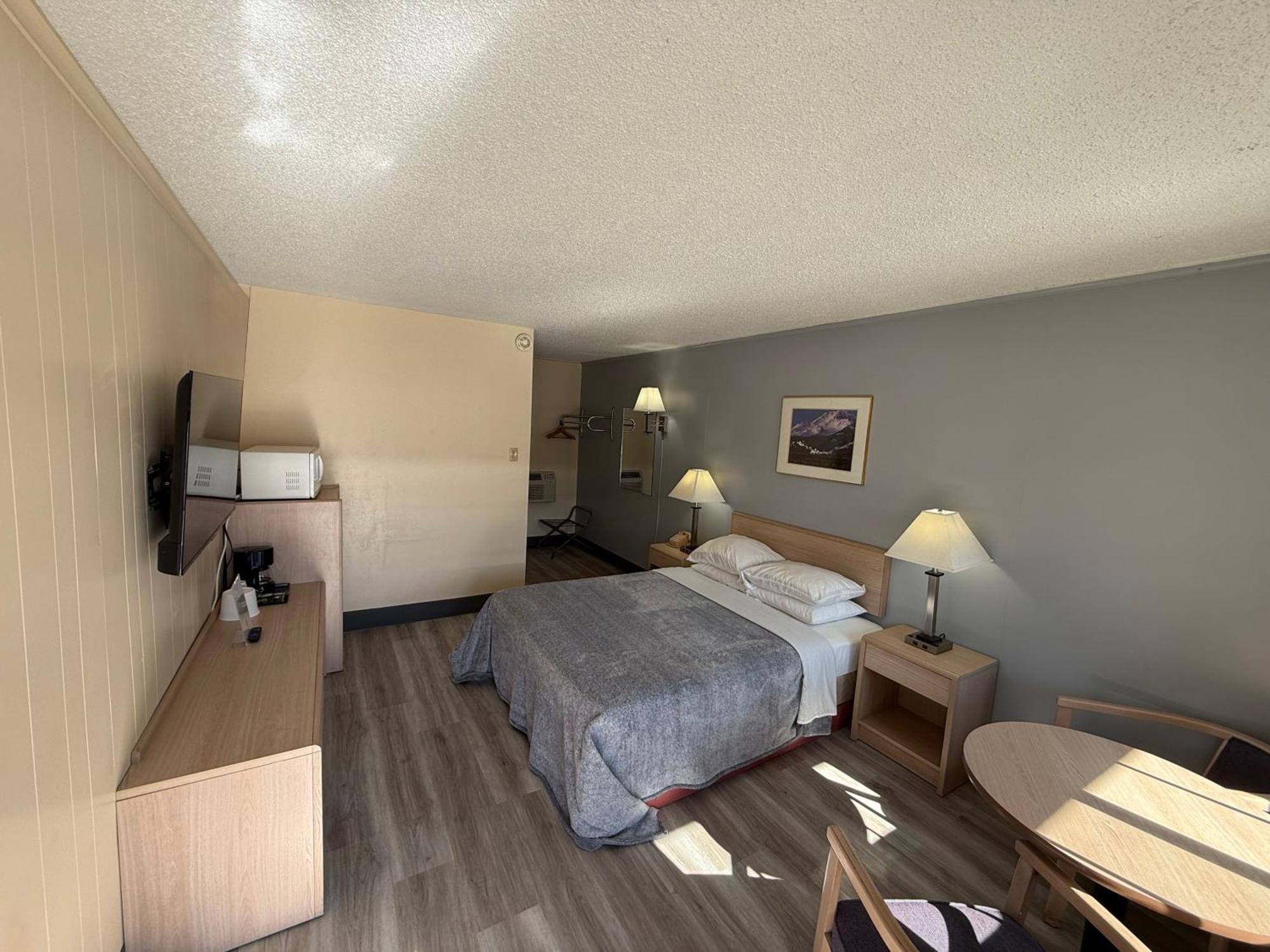 Motel Pine Needles