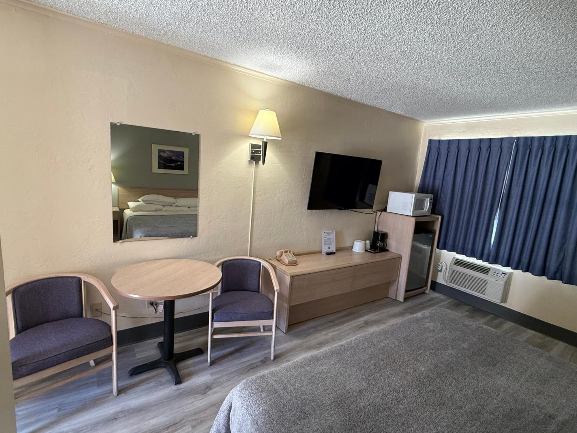 Motel Pine Needles 2*