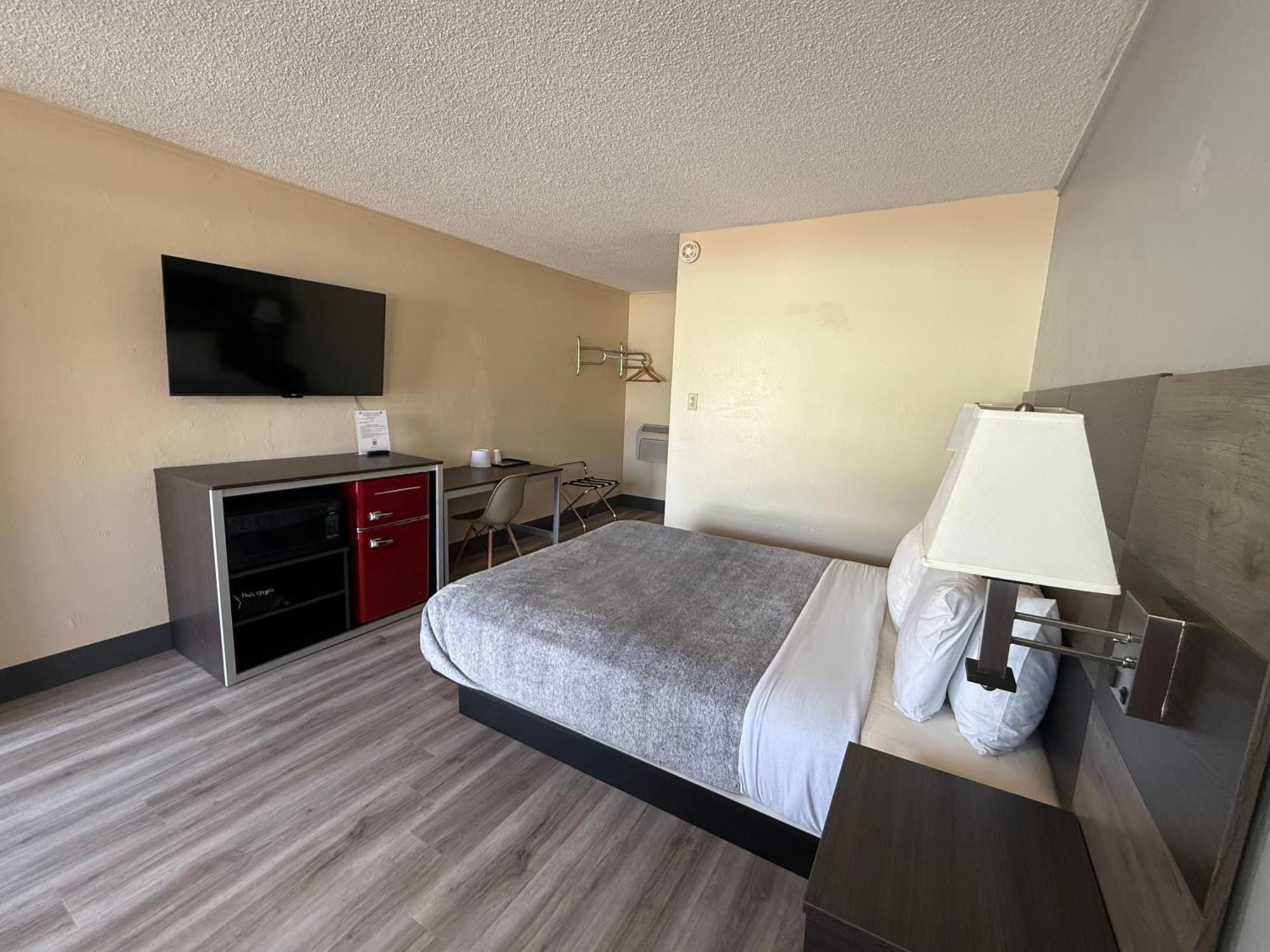 Motel Pine Needles