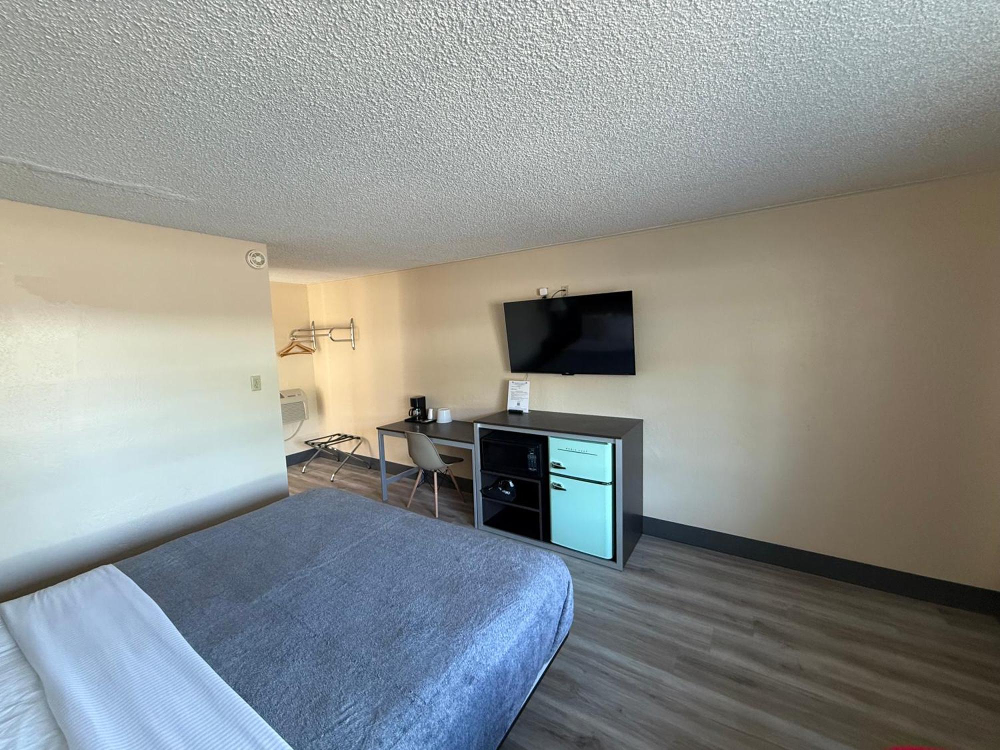 Motel Pine Needles 2*