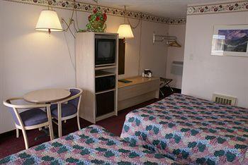 Motel Pine Needles 2*
