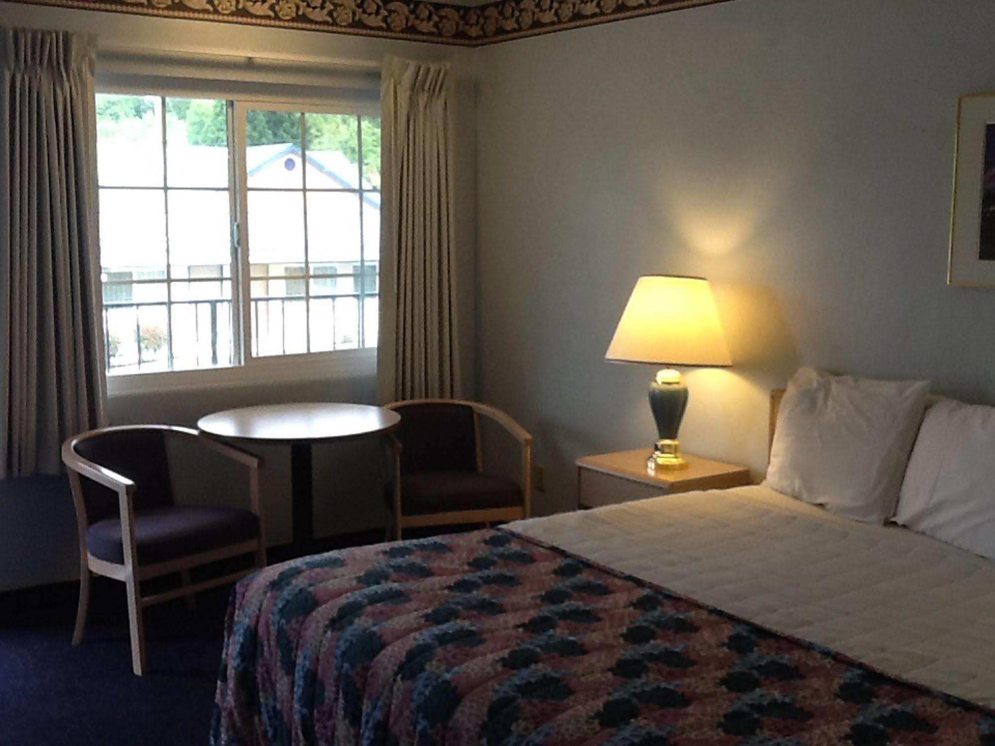 Motel Pine Needles 2*