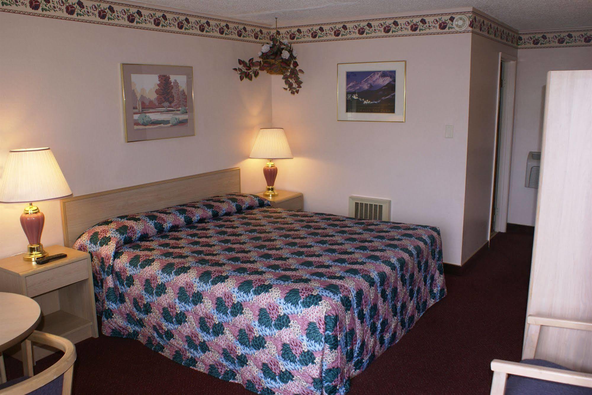 Motel Pine Needles 2*