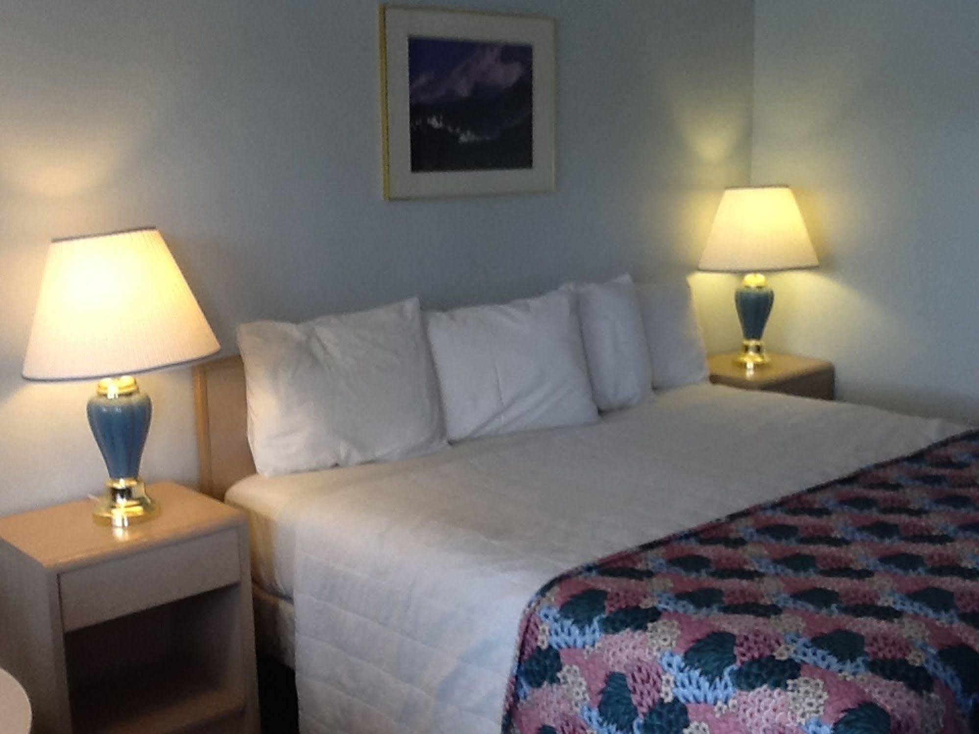 Motel Pine Needles 2*